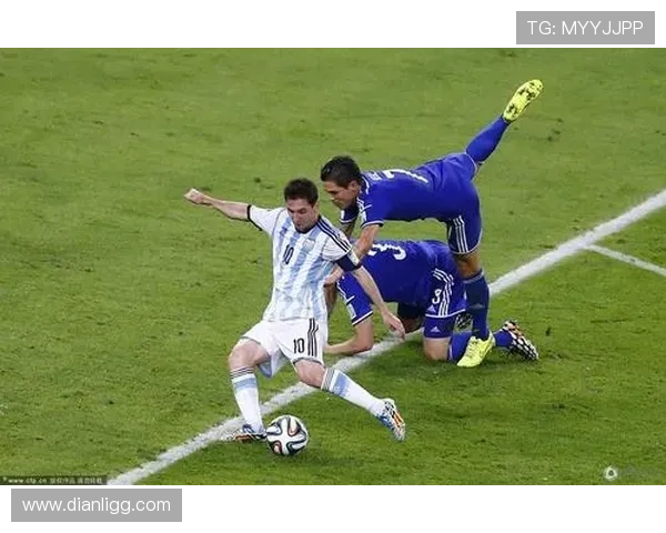 梅西精彩抽射穿越防守球员 门将神勇扑救力保城门不失