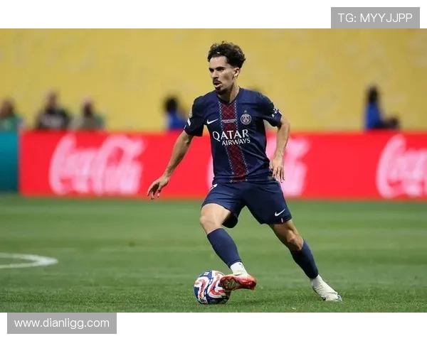 维蒂尼亚因伤提前下场K77带伤离场一瘸一拐神情痛苦