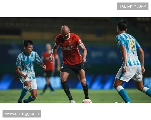 蓉城后场传球失误惊险一幕蹇韬差点将球权拱手让人