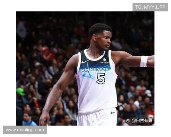 次节仅两次出手拿一分爱德华兹半场高效砍下十五分三篮板三助攻引领全队